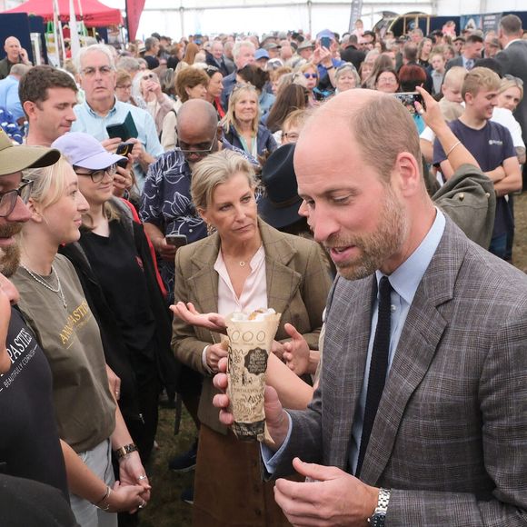 Le prince William et Sophie Rhys-Jones - Le Prince de Galles, connu sous le nom de Duc de Cornouailles lorsqu'il est en Cornouailles, et la Duchesse d'Edimbourg, avec des Duchy Pasties lors d'une visite au pavillon de l'alimentation et de l'agriculture au Royal Cornwall Show au Royal Cornwall Showground, Whitecross, Wadebridge, Angleterre, Royaume-Uni, le 6 juin 2025. Photo by Matt Keeble/PA Wire/ABACAPRESS.COM