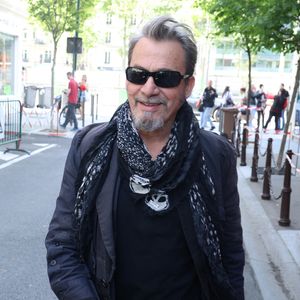 Florent Pagny quitte les studios RTL à Neuilly-sur-Seine le 2 Mai 2025. © Denis Guignebourg/BestImage