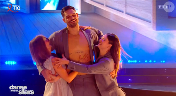 La jeune danseuse, qui s'est récemment séparée du youtubeur Michou, a eu la surprise de voir sa maman la rejoindre sur le parquet, lors de la fin de leur performance.

Florent Manaudou sans filtre sur son duo avec Elsa Bois dans Danse avec les stars, capture d'écran TF1