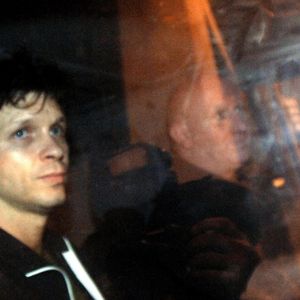 Le chanteur français Bertrand Cantat quitte sa prison quelques minutes après minuit, avec Denis Barthe, à Muret, près de Toulouse, France, le 16 octobre 2007.  Photo by ABACAPRESS.COM