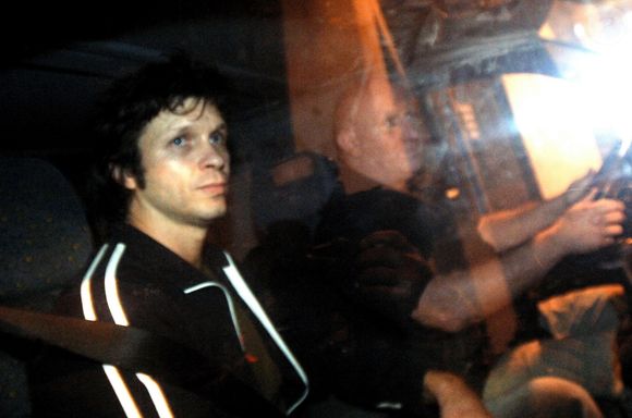 Le chanteur français Bertrand Cantat quitte sa prison quelques minutes après minuit, avec Denis Barthe, à Muret, près de Toulouse, France, le 16 octobre 2007.  Photo by ABACAPRESS.COM