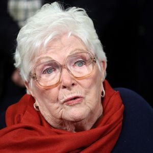 Line Renaud a démenti une rumeur infondée concernant son état de santé. 

Line Renaud - Line Renaud, 97 ans, a inauguré un jardin public qui porte son nom, à Lille, France.
© Claude Dubourg/Bestimage