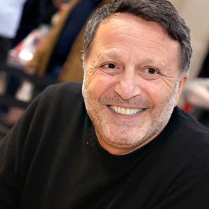 Arthur (Jacques Essebag) lors  du bicentenaire  de Hachette livre au Palais Brongniart " Les grandes rencontres Hachette " le 14 mars 2026. © Cédric Perrin/Bestimage