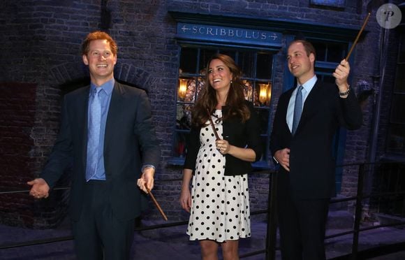 Kate Middleton, le prince William et le prince Harry d'Angleterre visitent les studios Warner Bros a Leavesden le 26 avril 2013