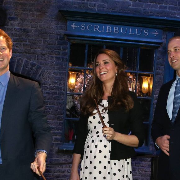 Kate Middleton, le prince William et le prince Harry d'Angleterre visitent les studios Warner Bros a Leavesden le 26 avril 2013