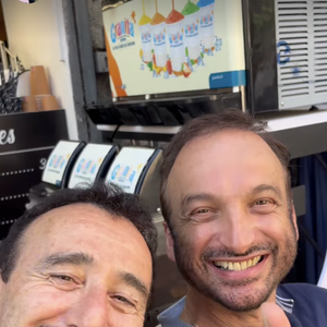 Les deux artistes ont récemment participé à un projet commun, une pièce de théâtre intitulée "On aurait dû aller en Grèce";

Michel Ferracci et Elie Semoun en Corse