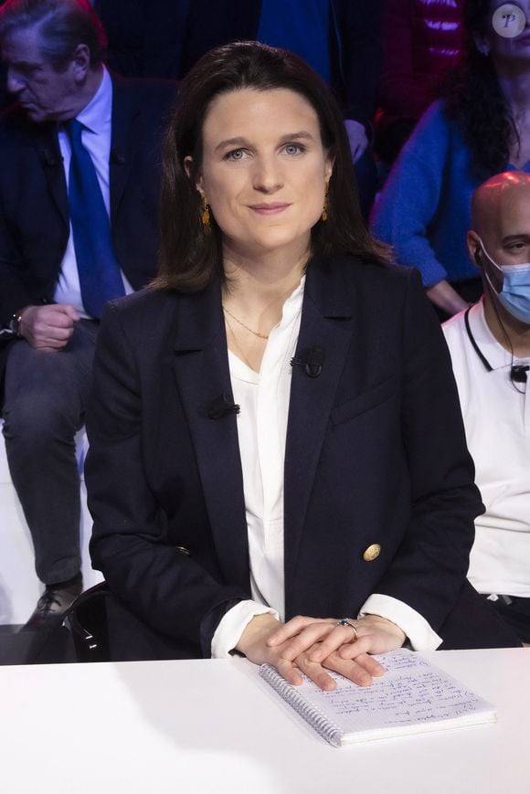 Il s'agit d'Eugénie Bastié.

Exclusif - Eugénie Bastié - Enregistrement de l'émission "Face à Baba, Spéciale J.L.Mélenchon", présentée par C.Hanouna, et diffusée en direct le 27 janvier sur C8
© Jack Tribeca / Bestimage
