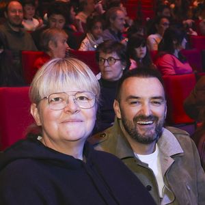 Le célèbre cuisinier et sa compagne Déborah sont apparus dans le public du Palais des Congrès.

Exclusif - Cyril Lignac et sa compagne Déborah - Célébrités lors du concert "50 Ans d'Amour" de Chantal Goya au palais des Congès à Paris, France, le 29 mars 2026. Deux représentations à guichet fermé. © Jack Tribeca/Bestimage
