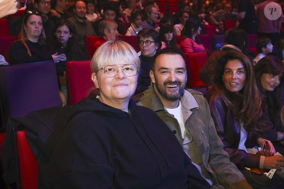 Le célèbre cuisinier et sa compagne Déborah sont apparus dans le public du Palais des Congrès.

Exclusif - Cyril Lignac et sa compagne Déborah - Célébrités lors du concert "50 Ans d'Amour" de Chantal Goya au palais des Congès à Paris, France, le 29 mars 2026. Deux représentations à guichet fermé. © Jack Tribeca/Bestimage