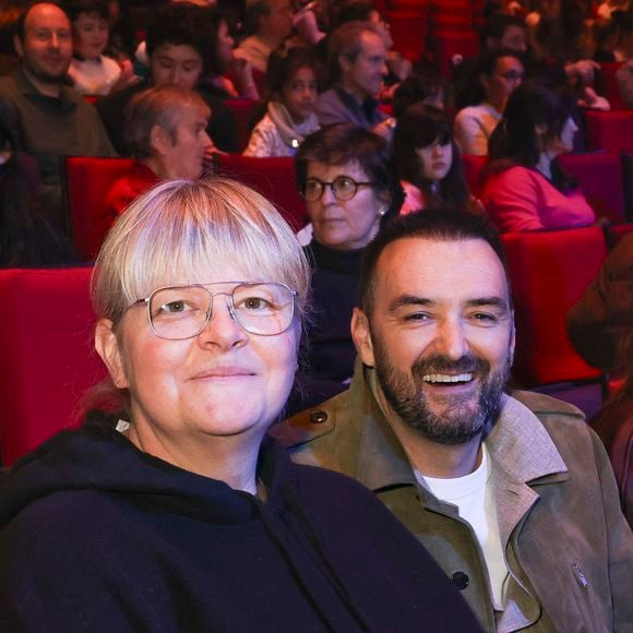 Le célèbre cuisinier et sa compagne Déborah sont apparus dans le public du Palais des Congrès.

Exclusif - Cyril Lignac et sa compagne Déborah - Célébrités lors du concert "50 Ans d'Amour" de Chantal Goya au palais des Congès à Paris, France, le 29 mars 2026. Deux représentations à guichet fermé. © Jack Tribeca/Bestimage