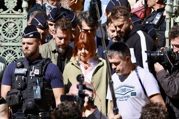 Gisèle Pelicot, entourée de son fils Florian Pelicot et de ses avocats, S.Babonneau et A.Camus, à la sortie du procès en appel de l'affaire du viol de Mazan au palais de justice de Nîmes, le 7 octobre 2025. © Franz Chavaroche / Bestimage
