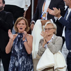 Muriel Robin et sa femme Anne Le Nen dans les tribunes lors des Internationaux de France de Tennis de Roland Garros 2025, à Paris, France, le 4 juin 2025. © Jacovides-Moreau/Bestimage