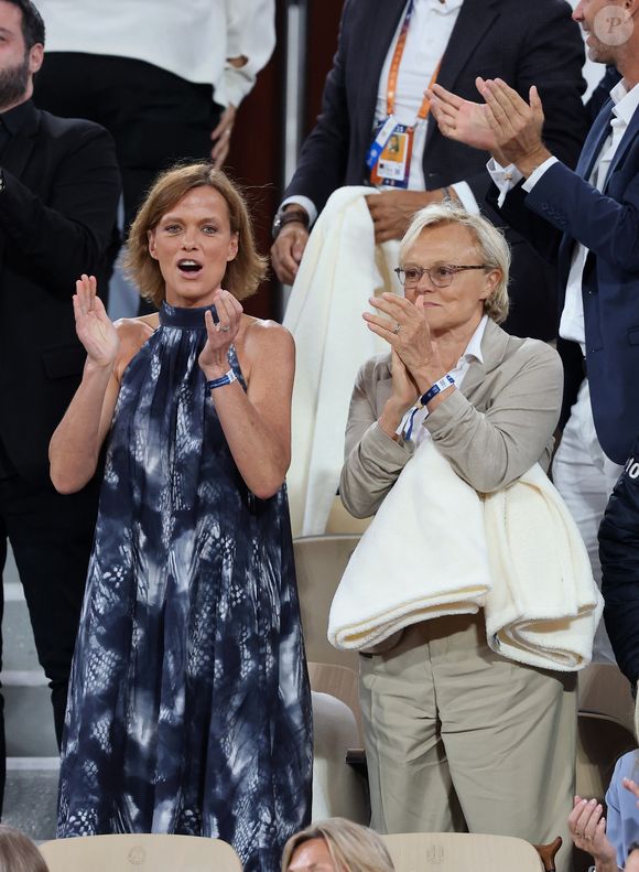 Muriel Robin et sa femme Anne Le Nen dans les tribunes lors des Internationaux de France de Tennis de Roland Garros 2025, à Paris, France, le 4 juin 2025. © Jacovides-Moreau/Bestimage