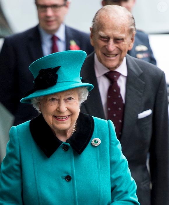 Il était aussi le plus jeune petit-fils de la reine Elizabeth II et du prince Philip.

La reine Elisabeth II d'Angleterre, le prince Philip, duc d'Edimbourg assistent à l'inauguration de l'institut Francis Crick à Londres, le 9 novembre 2016.