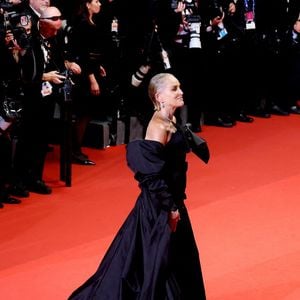 Sharon Stone a également dénoncé le manque de considération envers les handicaps invisibles.
Sharon Stone (Montre Audemars Piguet) - Montée des marches du film " Diamond " lors du 79ème Festival International du Film de Cannes, le 19 mai 2026. © Jacovides-Moreau / Bestimage