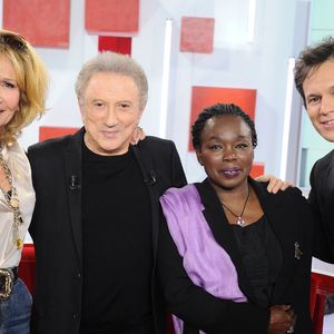 Exclusif - Clémentine Célarié, Michel Drucker, Fatou Diome et Gustave Reichert - Enregistrement de l'émission Vivement dimanche au studio Rive Gauche , presentée par Michel Drucker . Diffusion sur France 3 le 22/03/2026. Photos prises le 11 mars 2026.
© Guillaume Gaffiot / Bestimage