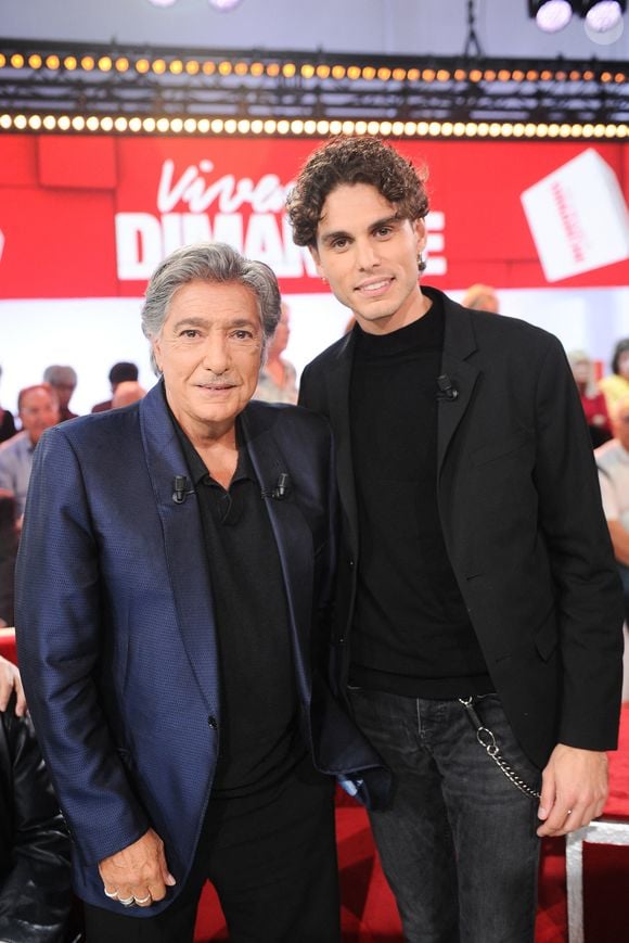 Exclusif - Frédéric François et son petit-fils Matéo lors de l'enregistrement de l'émission Vivement dimanche présentée par M.Drucker aux studios Rive Gauche, à Paris, France, le 1er octobre 2025. Diffusion sur France 3 le 9 novembre 2025. © Guillaume Gaffiot/Bestimage
