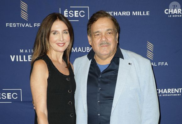 Sur place, le comédien s'est aussi affiché aux côtés d'Elsa Zylberstein, qui incarne le rôle de son épouse dans son prochain film

Elsa Zylberstein et Didier Bourdon - Cérémonie de remise des prix lors de la 18ème édition du Festival du Film Francophone d'Angoulême (FFA) le 30 août 2025 à Angoulême.
© Guirec Coadic / Bestimage