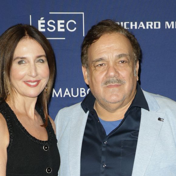 Sur place, le comédien s'est aussi affiché aux côtés d'Elsa Zylberstein, qui incarne le rôle de son épouse dans son prochain film

Elsa Zylberstein et Didier Bourdon - Cérémonie de remise des prix lors de la 18ème édition du Festival du Film Francophone d'Angoulême (FFA) le 30 août 2025 à Angoulême.
© Guirec Coadic / Bestimage