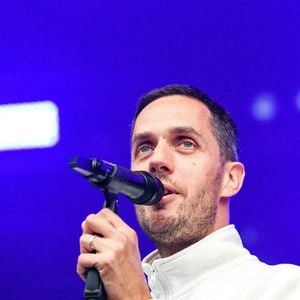 Grand Corps Malade sur scène lors d'un concert au festival Rock in Chair à Évreux le 26 juin 2021 - Photo : Tesson/ANDBZ/ABACAPRESS.COM