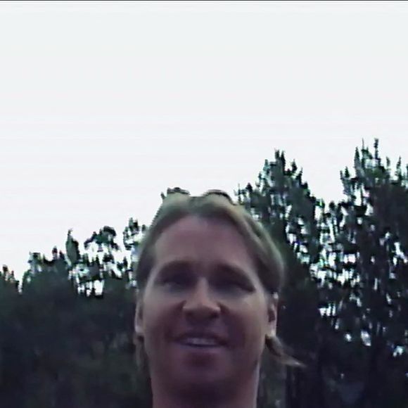 Val Kilmer a donné aux fans un aperçu intime de sa vie et de sa carrière, y compris sa bataille contre le cancer de la gorge dans la première bande-annonce du prochain documentaire Amazon Prime Video, Val, le 7 juillet 2021
©Backgrid UK/ Bestimage