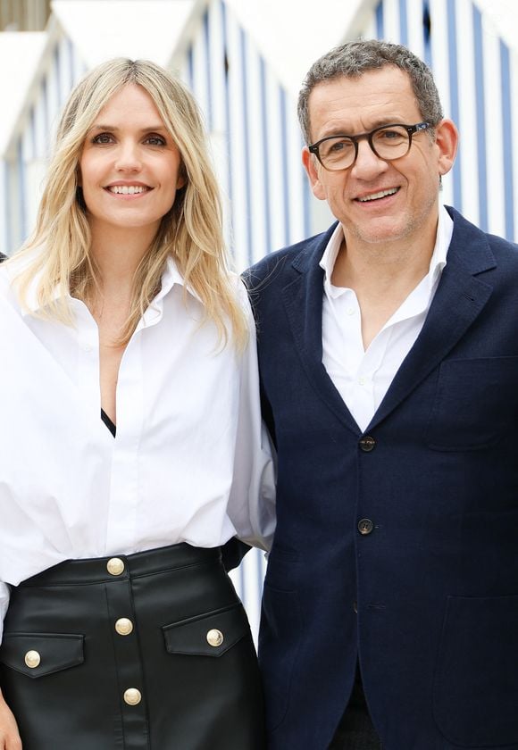 Laurence Arné et Dany Boon au photocall du film "La Famille Hennedricks" lors du 38ème festival du film de Cabourg, France, le 15 juin 2024. Les Journées romantiques du 38ème Festival du film de Cabourg (Calvados) auront lieu du 12 au 16 juin. © Coadic Guirec/Bestimage