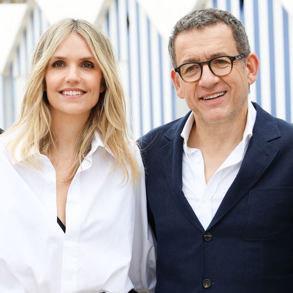 Laurence Arné et Dany Boon au photocall du film "La Famille Hennedricks" lors du 38ème festival du film de Cabourg, France, le 15 juin 2024. Les Journées romantiques du 38ème Festival du film de Cabourg (Calvados) auront lieu du 12 au 16 juin. © Coadic Guirec/Bestimage