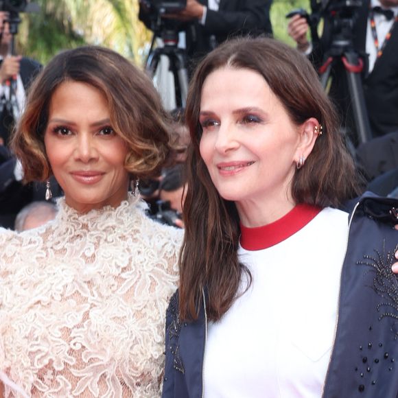 "Un simple accident" de Jafar Panahi a remporté la fameuse Palme d'or du Festival de Cannes. Une sacrée récompense décernée devant une salle comble

Halle Berry, Juliette Binoche - Montée des marches de la cérémonie de clôture du 78ème Festival International du Film de Cannes, au Palais des Festivals à Cannes. 
© Jacovides-Moreau / Bestimage