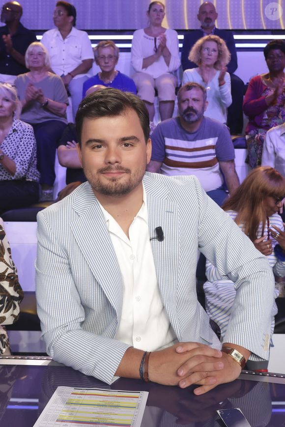 Le 9 septembre 2025, Gauthier Le Bret et sa femme fêtaient leurs noces de cuir.

Exclusif - Gauthier Le Bret, sur le plateau de l’enregistrement de l’émission « Face à Hanouna » présentée parC.Hanouna et diffusée sur C8 le 08 septembre 2024, à Paris, France, le 05 septembre 2024. © Jack Tribeca / Bestimage