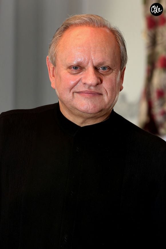 Parmi ses recettes emblématiques, sa purée de pommes de terre reste l’une des plus connues et continue de faire vivre son héritage.

Le grand chef Français Joël Robuchon pose en Novembre 2014 le jour de l'ouverture de son palace cinq étoiles, l'hôtel et le restaurant "La grande maison" dans le centre ville de Bordeaux.  © Patrick Bernard-Quentin Salinier/ Bestimage