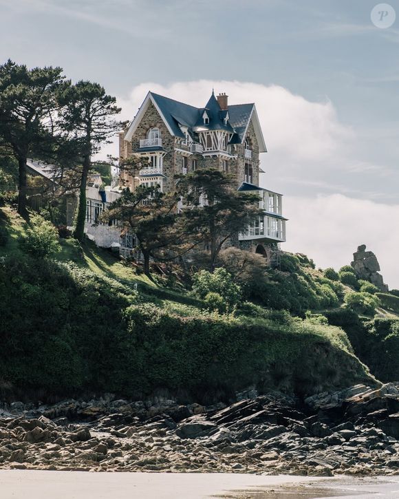 Entre architecture bretonne authentique et prestations haut de gamme, Les Bassans offre un restaurant et un bar suspendus avec une vue panoramique sur la mer...


Hôtel Les Bassans où séjourne Apolline de Malherbe pour les vacances.
