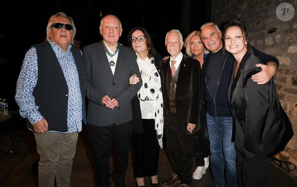 Exclusif - Gilbert Montagné, Claude Lemesle, Nana Mouskouri, Gérard Davoust, Sanda et son mari Michel Fugain et Anne Sila - Claude Lemesle reçoit la cravate des arts et des lettres des mains de G. Davoust lors de son concert au Café de la Gare à l'occasion de son 80ème anniversaire à Paris le 12 octobre 2025. Claude Lemesle est l'un des plus grands auteurs de chansons françaises de tous les temps. Pas moins d'une centaine des innombrables chansons qu'il a écrites sont devenues des classiques.
© Coadic Guirec/Bestimage