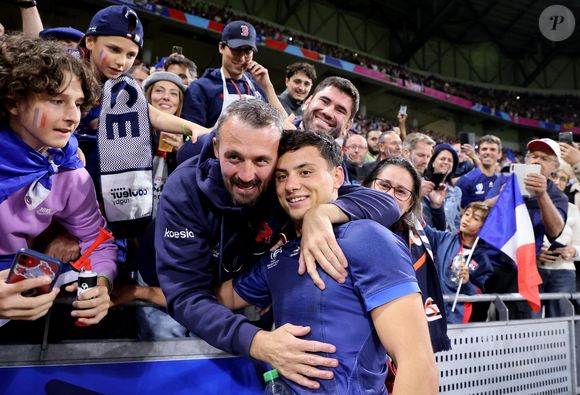 Louis Bielle-Biarrey en famille - Femmes de joueurs et joies à l'issue du match de Coupe du monde de rugby entre la France et l'Italie (60-7) à Lyon le 6 octobre 2023. © Cyril Moreau-Dominique Jacovides/Bestimage