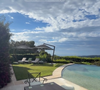 Dans une publication suivante géolocalisée à La Colle-sur-Loup, il montre une propriété spectaculaire : piscine contemporaine, jardin paysager et vue dégagée jusqu'à la Méditerranée.

Martin Kretz en visite à La Colle-sur-Loup, l'un des secteurs résidentiels les plus recherchés des Alpes-Maritimes.