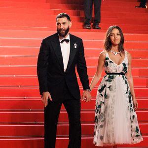 Karim Benzema et sa compagne Lyna Khoudri à la descente des marches du film « 13 jours 13 nuits » lors du 78ème Festival International du Film de Cannes. Le 23 mai 2025
© © Jacovides-Moreau / Bestimage / Bestimage