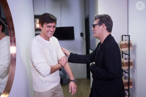 Exclusif - Alain-Fabien Delon avec Marc Lavoine en backstage de de l'émission "C à Vous" à Paris, France, le 18 octobre 2024. © Cyril Moreau/Bestimage