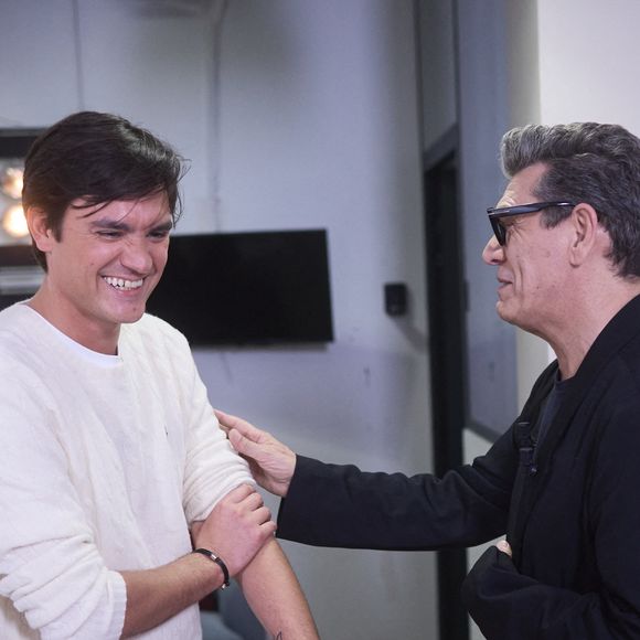 Exclusif - Alain-Fabien Delon avec Marc Lavoine en backstage de de l'émission "C à Vous" à Paris, France, le 18 octobre 2024. © Cyril Moreau/Bestimage
