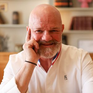 Exclusif - Le chef Philippe Etchebest dans les cuisines de son restaurant "Maison Nouvelle" à Bordeaux, le 11 avril 2025. ©Jean-Marc Lhomer/Bestimage.