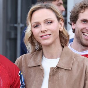 Très impliquée dans le monde du rugby en tant que présidente de la Fédération Monégasque de Rugby, vêtue d'une veste en daim beige clair, Charlene de Monaco a rendu, les larmes aux yeux, un hommage vibrant au sportif. 

La Princesse Charlène à Beausoleil, 1er mai 2026. Photo par JC VINAJ/ABACAPRESS.COM