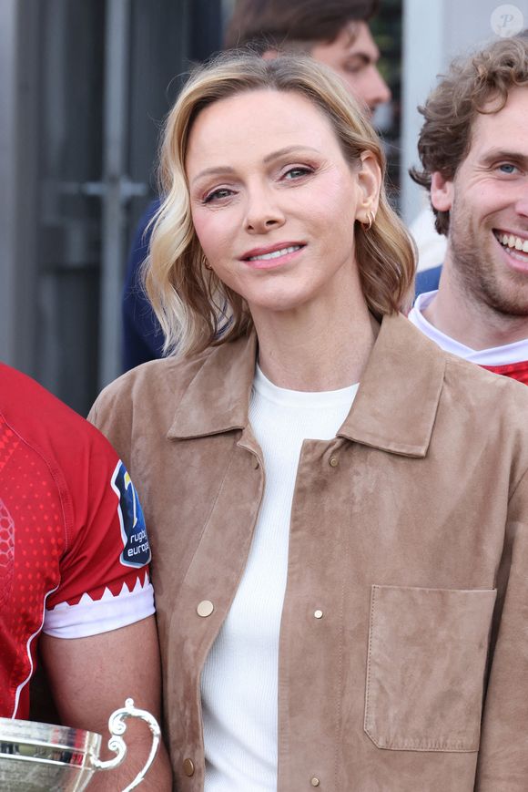 Très impliquée dans le monde du rugby en tant que présidente de la Fédération Monégasque de Rugby, vêtue d'une veste en daim beige clair, Charlene de Monaco a rendu, les larmes aux yeux, un hommage vibrant au sportif. 

La Princesse Charlène à Beausoleil, 1er mai 2026. Photo par JC VINAJ/ABACAPRESS.COM