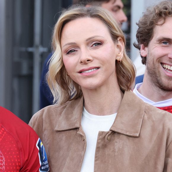 Très impliquée dans le monde du rugby en tant que présidente de la Fédération Monégasque de Rugby, vêtue d'une veste en daim beige clair, Charlene de Monaco a rendu, les larmes aux yeux, un hommage vibrant au sportif. 

La Princesse Charlène à Beausoleil, 1er mai 2026. Photo par JC VINAJ/ABACAPRESS.COM