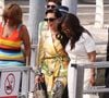 Parmi les invités prestigieux : Oprah Winfrey, Leonardo DiCaprio, Tom Brady, Kim Kardashian, Khloé Kardashian, la reine Rania de Jordanie ou encore Bill Gates.

Kris Jenner, Corey Gamble, Oprah Winfrey et Gayle King arrivent à l'aéroport Marco Polo de Venise, 29/06/2025 @Backgrid UK/ Bestimage