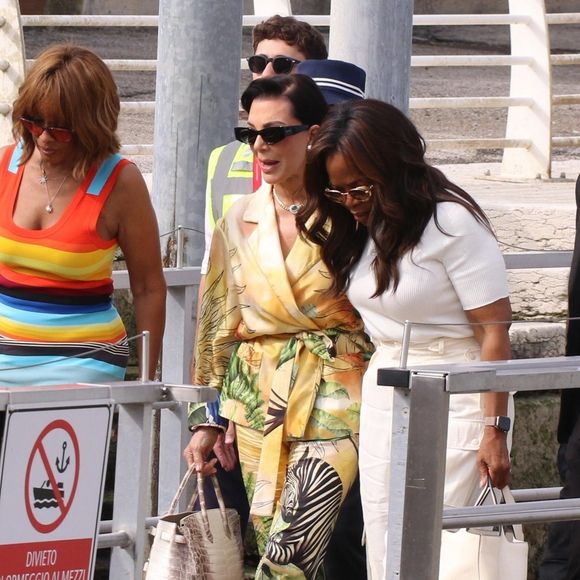 Parmi les invités prestigieux : Oprah Winfrey, Leonardo DiCaprio, Tom Brady, Kim Kardashian, Khloé Kardashian, la reine Rania de Jordanie ou encore Bill Gates.

Kris Jenner, Corey Gamble, Oprah Winfrey et Gayle King arrivent à l'aéroport Marco Polo de Venise, 29/06/2025 @Backgrid UK/ Bestimage
