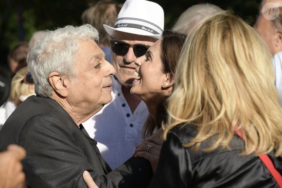 Le 11 juillet 2025, sa veuve était évidemment présente pour l'exposition en plein air consacrée à l'empereur du microsillon à Saint-Tropez.
Exclusif - Enrico Macias, Jean-Marie Bigard, Caroline Barclay - Personnalités à l'exposition photographique de Paris Match "Eddie Barclay — Saint-Tropez, le sens de la fête !" place Blanqui à Saint-Tropez le 11 juillet 2025.
© Sophie Louvet / Nice Matin / Bestimage