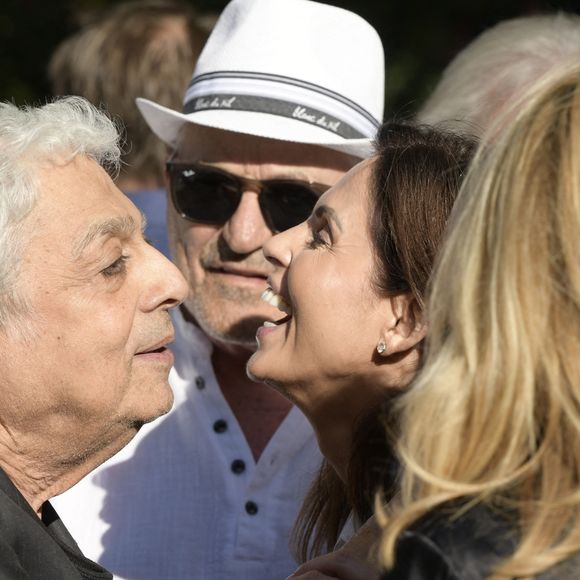 Le 11 juillet 2025, sa veuve était évidemment présente pour l'exposition en plein air consacrée à l'empereur du microsillon à Saint-Tropez.

Exclusif - Enrico Macias, Jean-Marie Bigard, Caroline Barclay - Personnalités à l'exposition photographique de Paris Match "Eddie Barclay — Saint-Tropez, le sens de la fête !" place Blanqui à Saint-Tropez le 11 juillet 2025.
© Sophie Louvet / Nice Matin / Bestimage