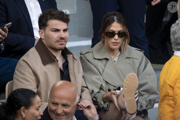 Antoine Dupont et sa compagne Iris Mittenaere en tribunes lors de la finale messieurs des Internationaux de France de Tennis de Roland Garros 2025 (jour 15), à Paris, France, le 8 juin 2025. © Cyril Moreau/Bestimage