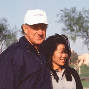 Si leurs décès ont été classés comme naturels, la scène demeure macabre et laisse entrevoir les terribles derniers jours des deux époux.

Gene Hackman et Betsy Arakawa. Laura Luongo/PIP-Landmark Media. Photo par Alamy/ABACAPRESS.COM