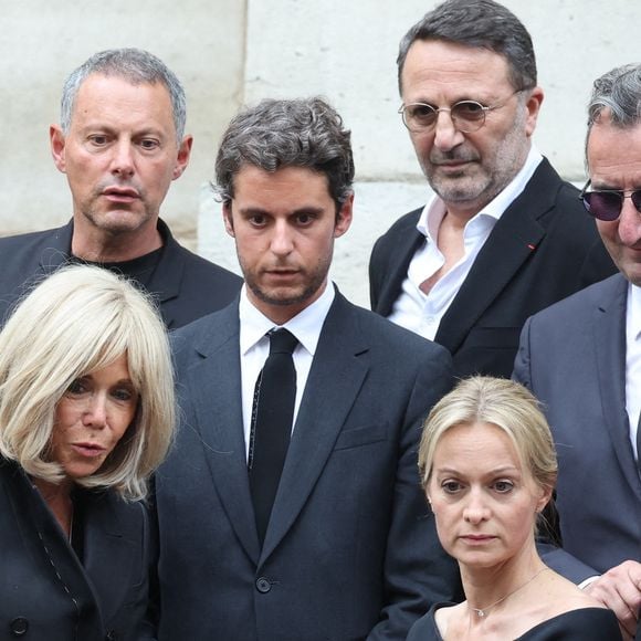 Une foule de personnalités a soutenu 

Brigitte Macron, Marc-Olivier Fogiel, Gabriel Attal, Arthur (Jacques Essebag), José Pietroboni, chef du protocole de l'Elysée, Michel Drucker, Audrey Crespo-Mara  - Sorties des obsèques de Thierry Ardisson en l’église Saint-Roch de Paris, France, le 17 juillet 2025. 

© Clovis-Jacovides/Bestimage