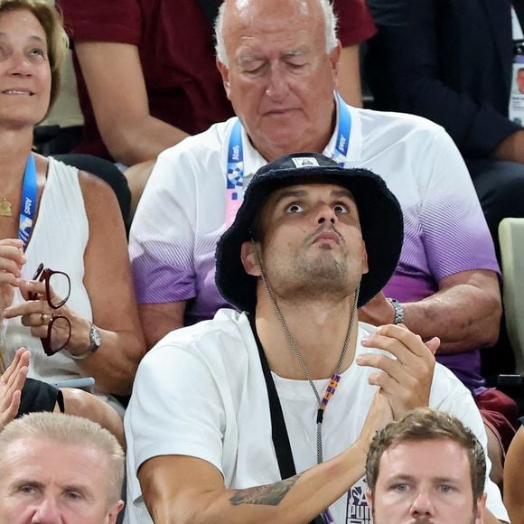Laure Manaudou, Florent Manaudou et Lola Dumenil - Les célébrités en tribunes pendant l'épreuve de basketball de Demi-Finale opposant la France à l'Allemagne lors des Jeux Olympiques de Paris 2024 (JO) à l'Arena Bercy, à Paris, France, le 8 août 2024. © Jacovides-Perusseau/Bestimage