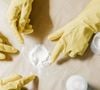 Le bicarbonate permet de neutraliser certaines odeurs plutôt que de les masquer avec un parfum. Il peut aussi absorber une petite quantité d'humidité.

Pexels